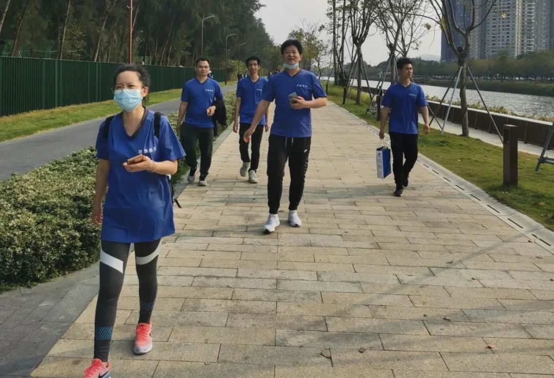 阔步健行 青春飞扬——聚豪装饰深圳人才公园徒步活动
